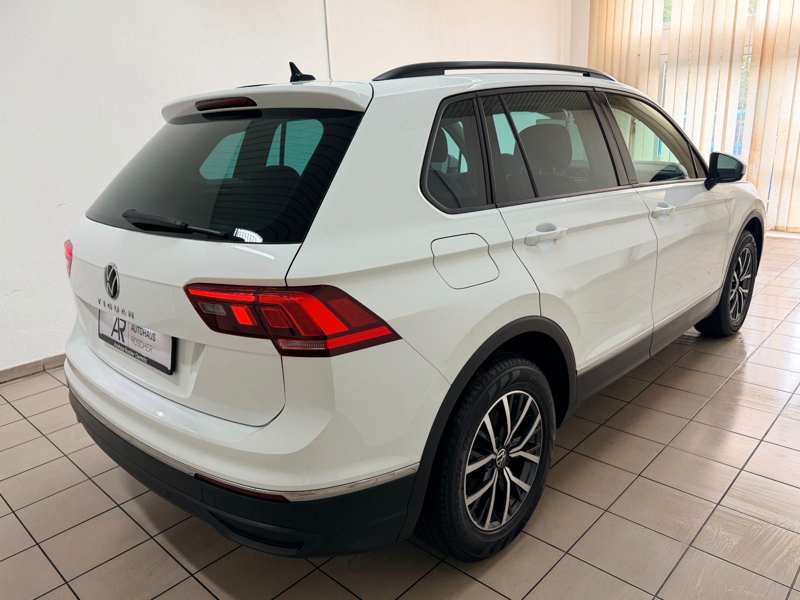 Volkswagen Tiguan 2022 г. Белый, пробег 44714 км