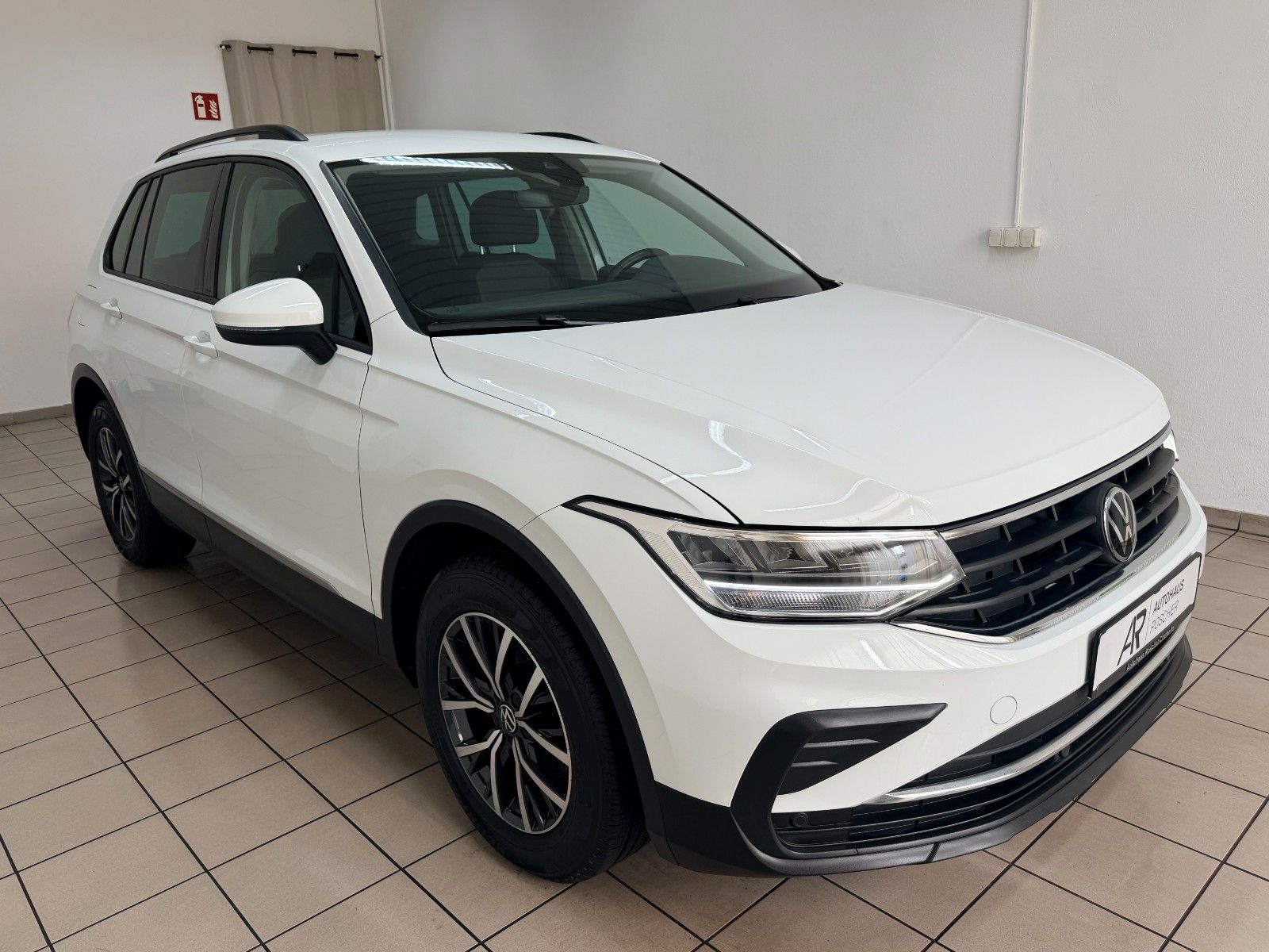 Volkswagen Tiguan 2022 г. Белый, пробег 44714 км