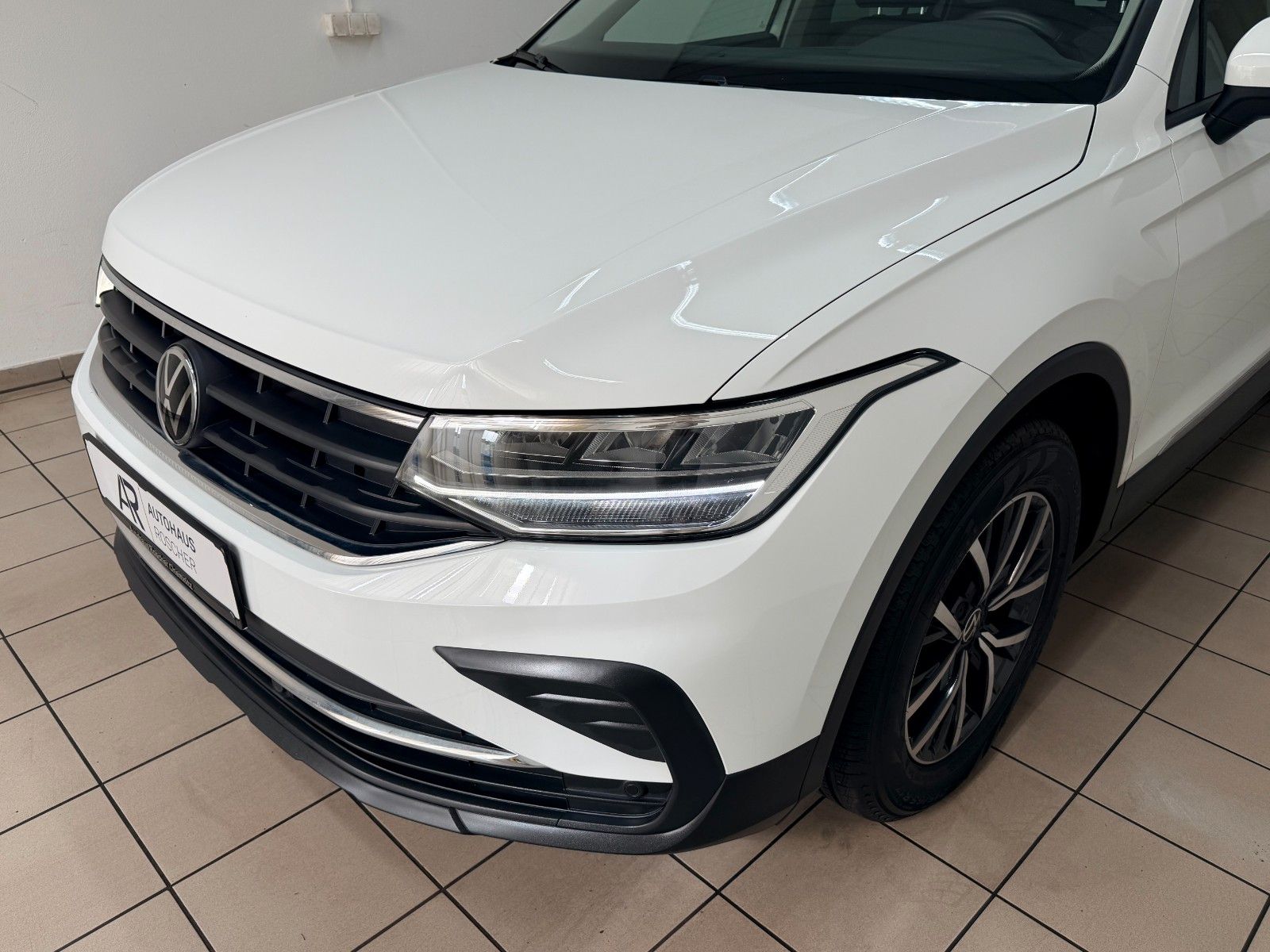 Volkswagen Tiguan 2022 г. Белый, пробег 44714 км
