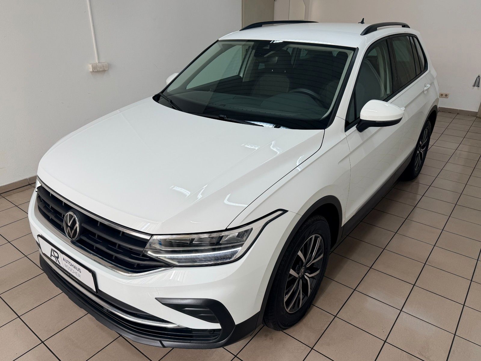 Volkswagen Tiguan 2022 г. Белый, пробег 44714 км
