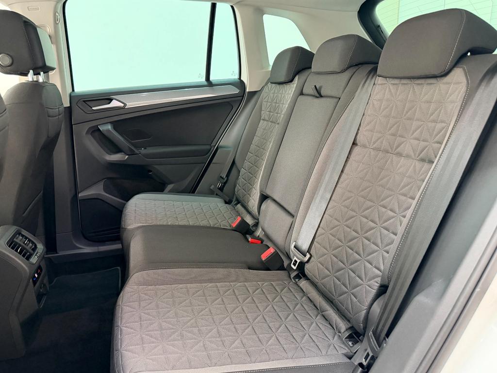 Volkswagen Tiguan 2022 г. Белый, пробег 44714 км