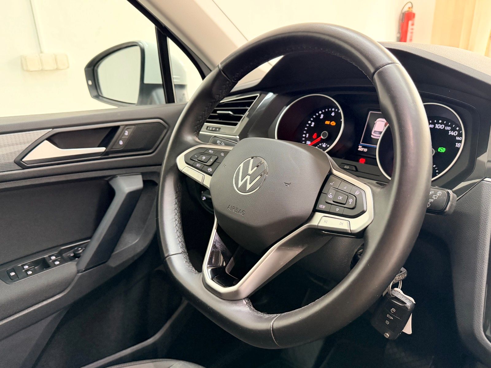 Volkswagen Tiguan 2022 г. Белый, пробег 44714 км