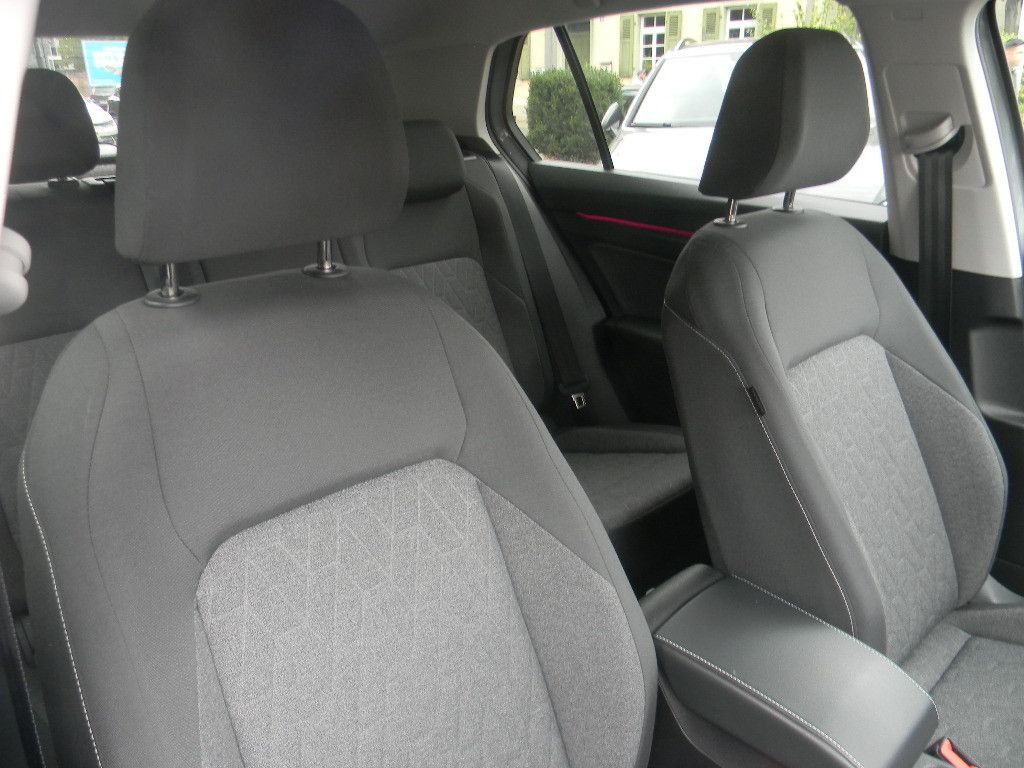 Volkswagen Golf 2023 г. Серый, пробег 34200 км