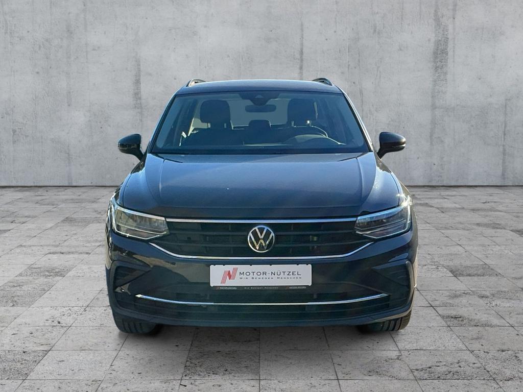 Volkswagen Tiguan 2023 г. Серый, пробег 27198 км