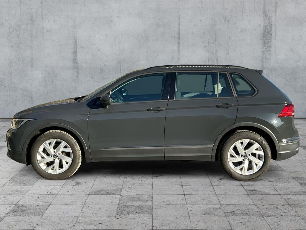 Volkswagen Tiguan 2023 г. Серый, пробег 27198 км