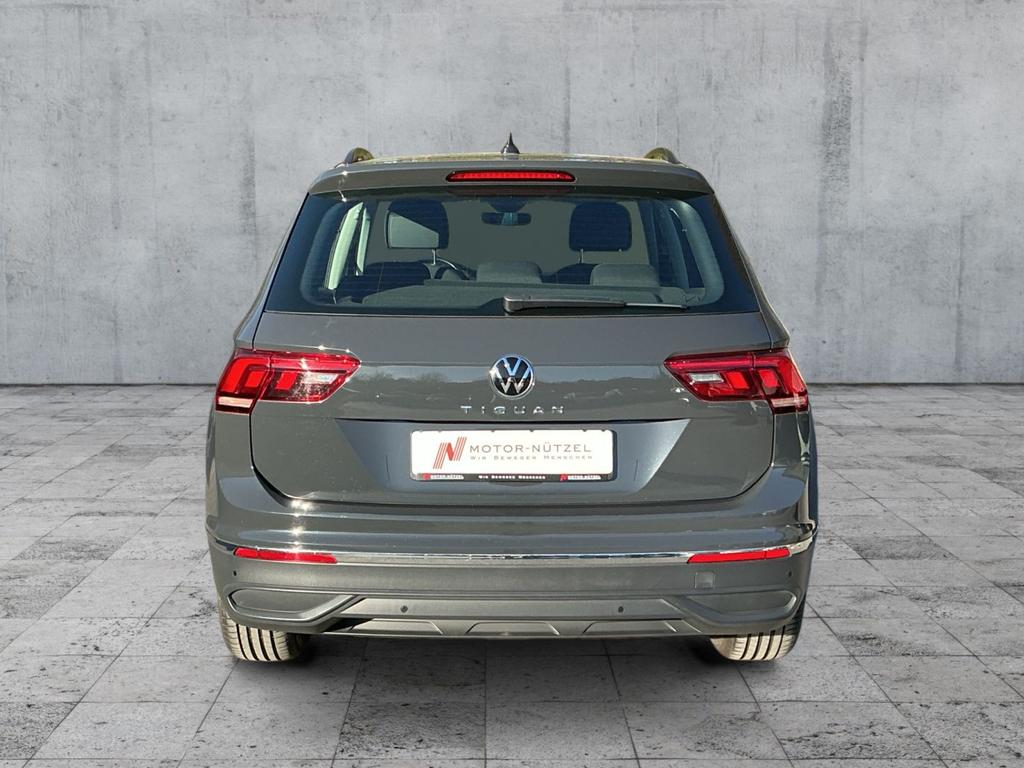 Volkswagen Tiguan 2023 г. Серый, пробег 27198 км