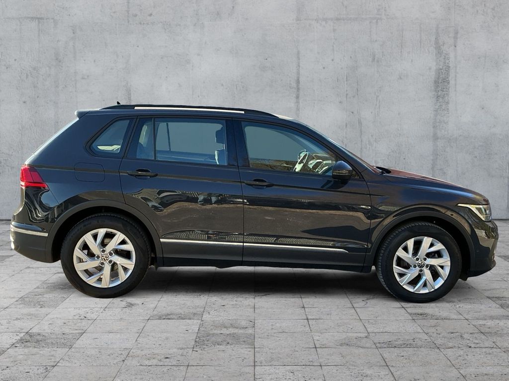 Volkswagen Tiguan 2023 г. Серый, пробег 27198 км