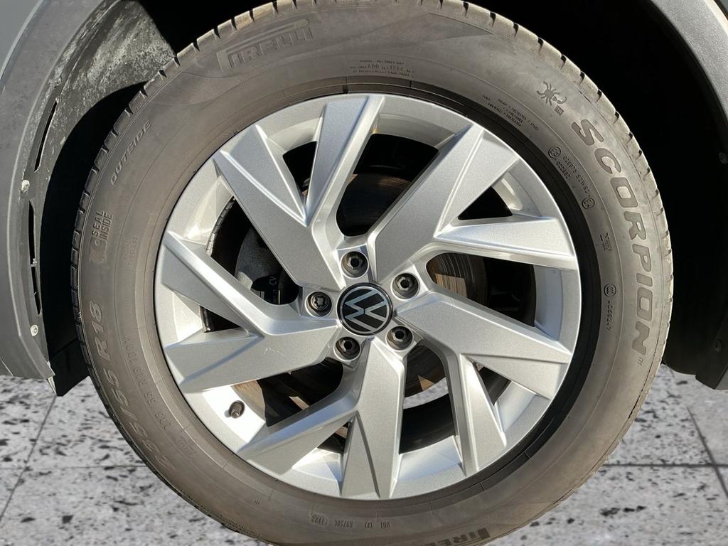 Volkswagen Tiguan 2023 г. Серый, пробег 27198 км
