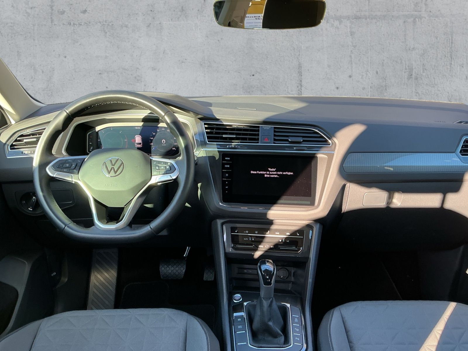 Volkswagen Tiguan 2023 г. Серый, пробег 27198 км
