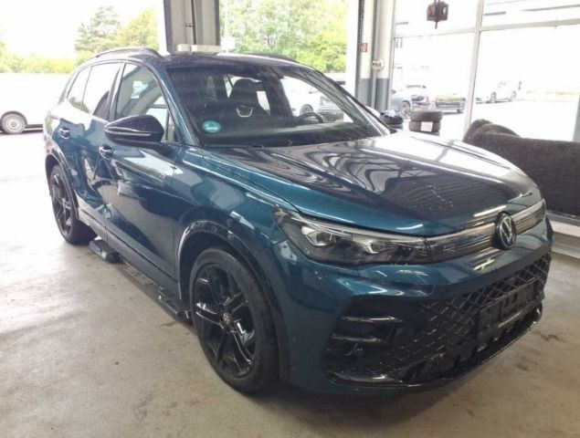 Volkswagen Tiguan 2024 г. Синий, пробег 32548 км
