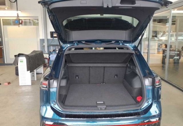Volkswagen Tiguan 2024 г. Синий, пробег 32548 км