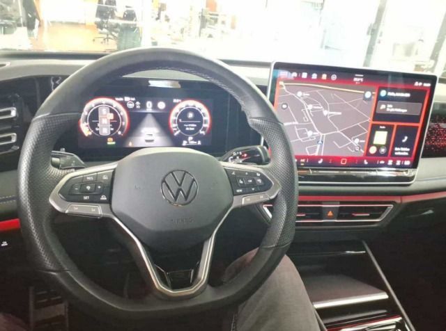 Volkswagen Tiguan 2024 г. Синий, пробег 32548 км