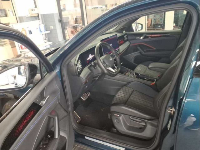 Volkswagen Tiguan 2024 г. Синий, пробег 32548 км