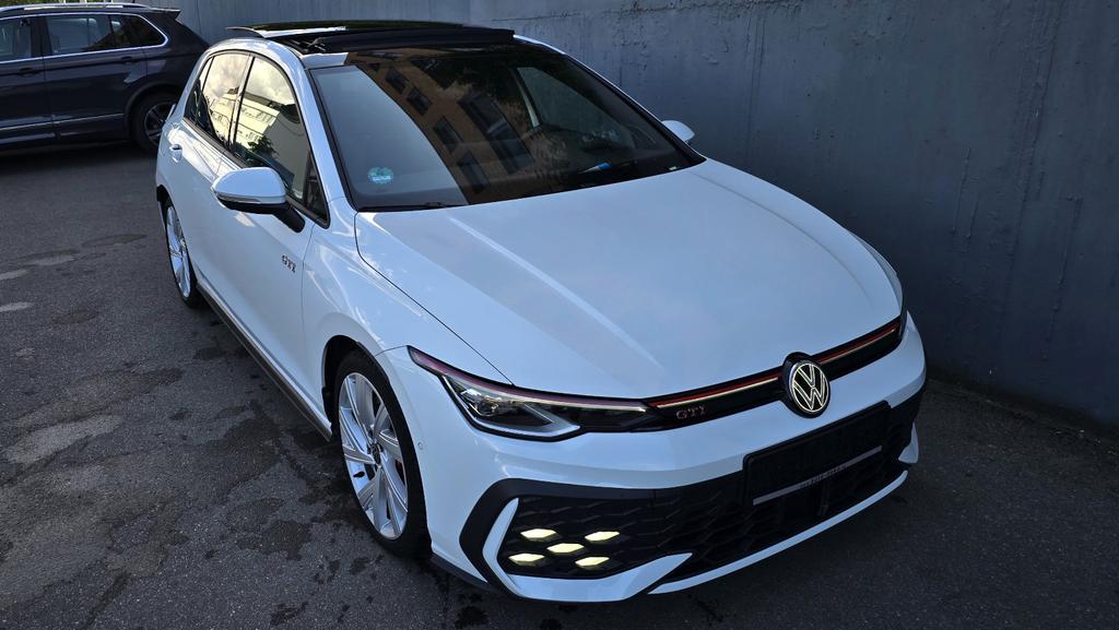 Volkswagen Golf 2024 г. Белый, пробег 41633 км