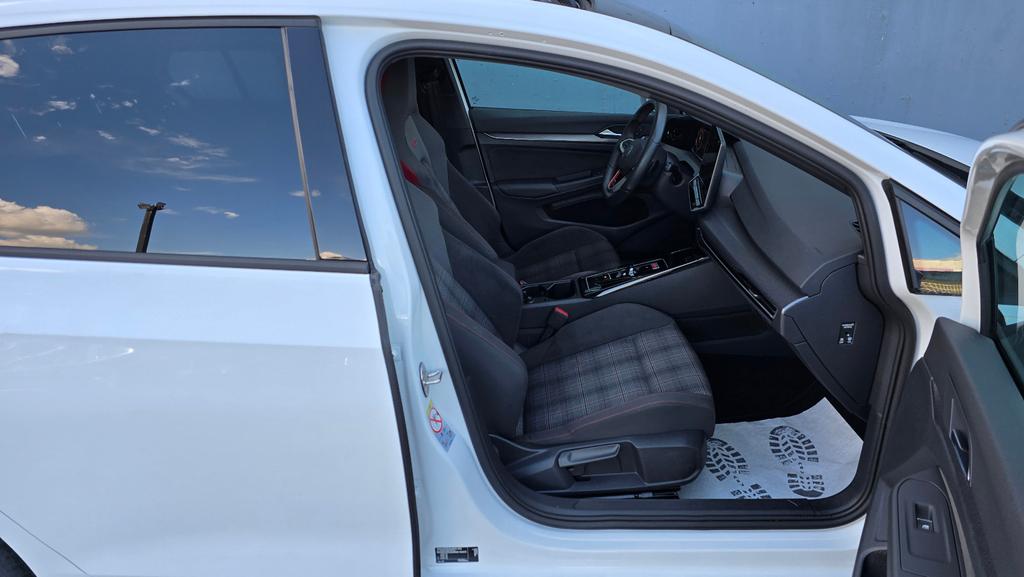 Volkswagen Golf 2024 г. Белый, пробег 41633 км