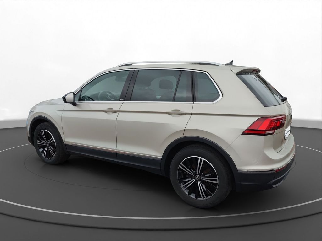 Volkswagen Tiguan 2024 г. Серебристый, пробег 35400 км