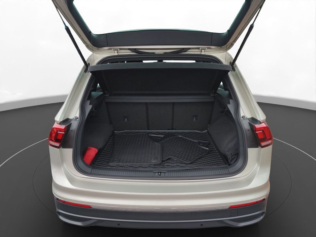 Volkswagen Tiguan 2024 г. Серебристый, пробег 35400 км