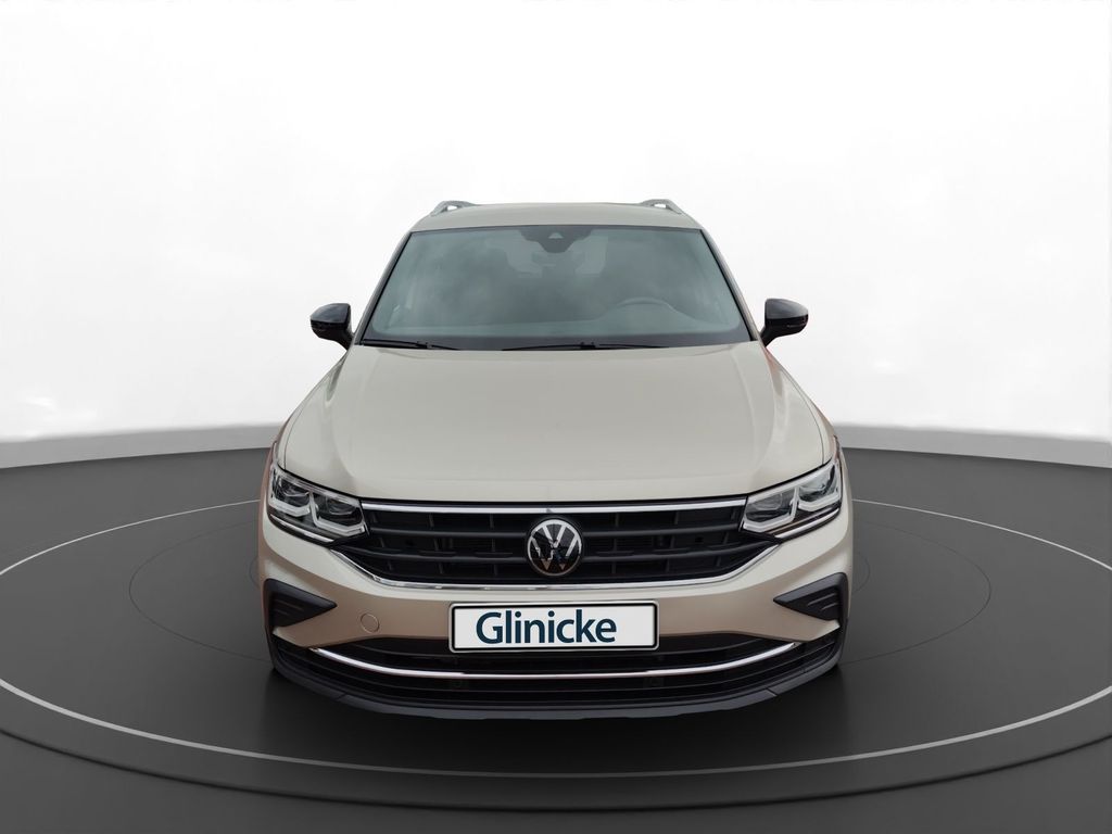 Volkswagen Tiguan 2024 г. Серебристый, пробег 35400 км