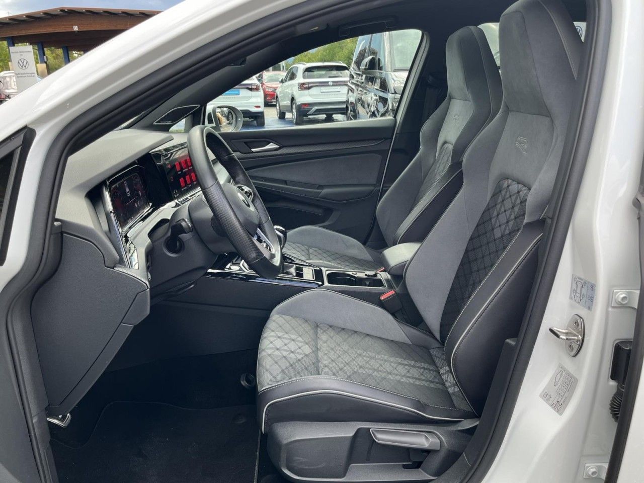 Volkswagen Golf 2022 г. Белый, пробег 38600 км