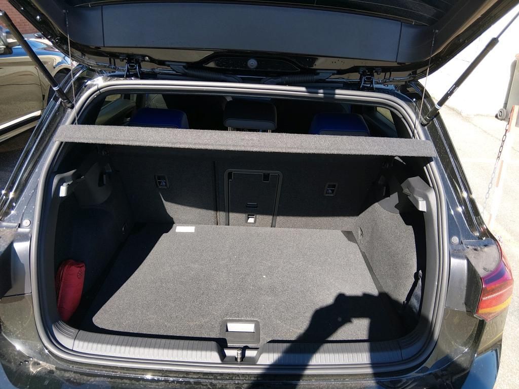 Volkswagen Golf 2024 г. Чёрный, пробег 12829 км