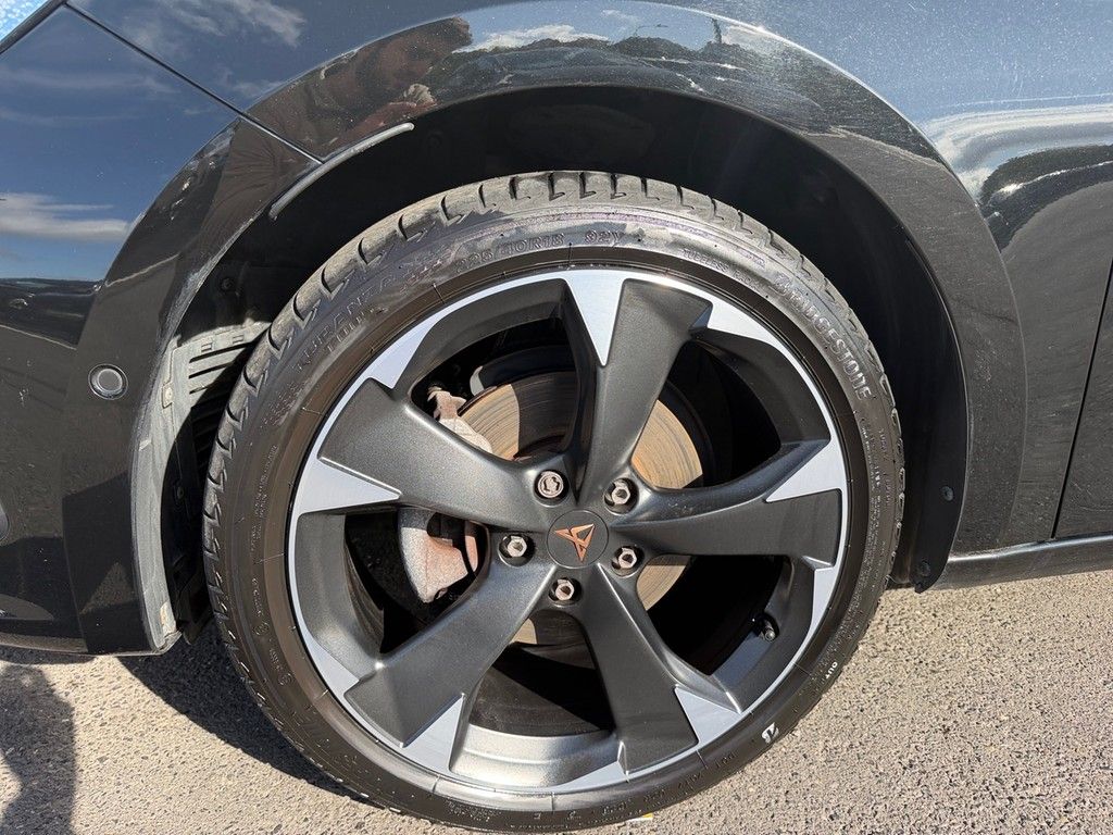 Cupra Leon 2023 г. Чёрный, пробег 47819 км