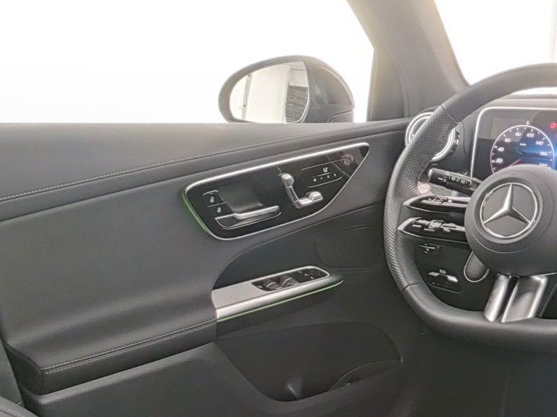 Mercedes-Benz GLC 200 2025 г. Чёрный, пробег 15670 км