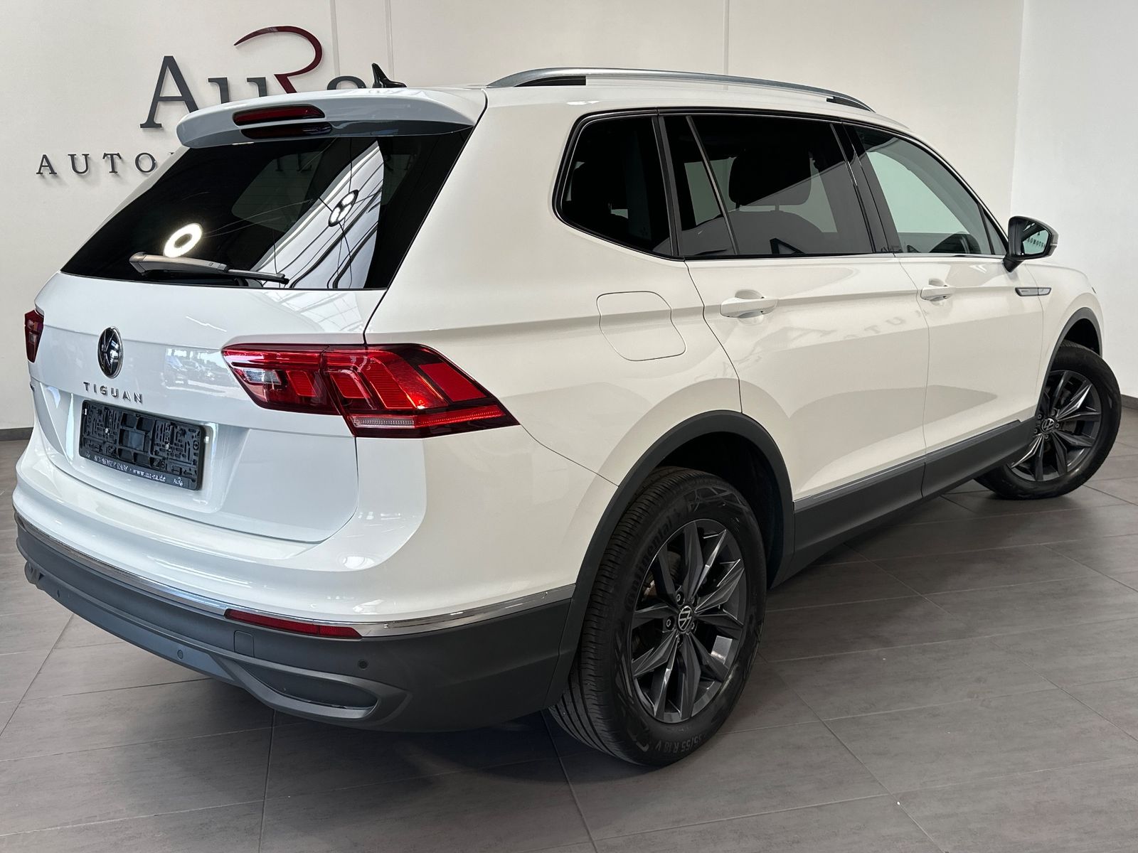 Volkswagen TIGUAN ALLSPACE 2022 г. Белый, пробег 42750 км