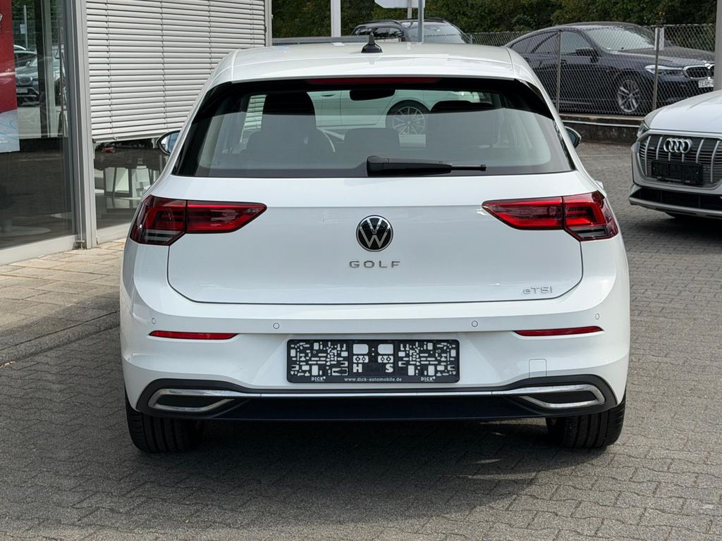 Volkswagen Golf 2024 г. Белый, пробег 39840 км