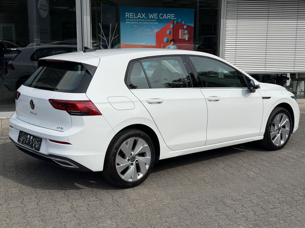 Volkswagen Golf 2024 г. Белый, пробег 39840 км
