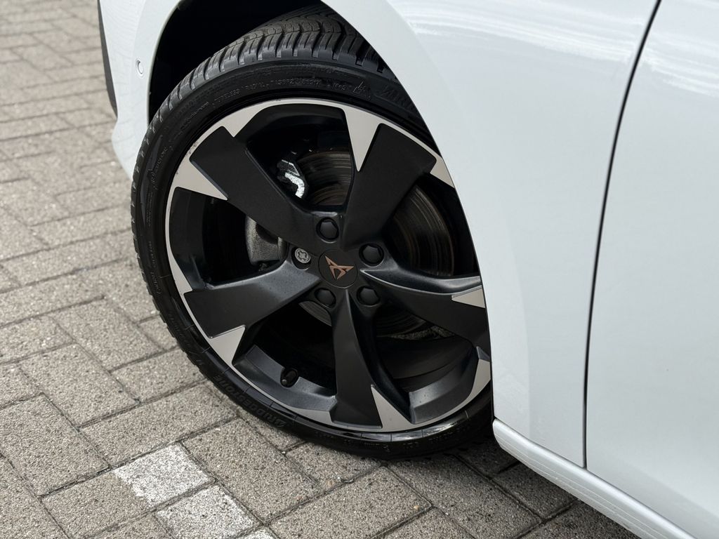Cupra Leon 2025 г. Белый, пробег 35275 км
