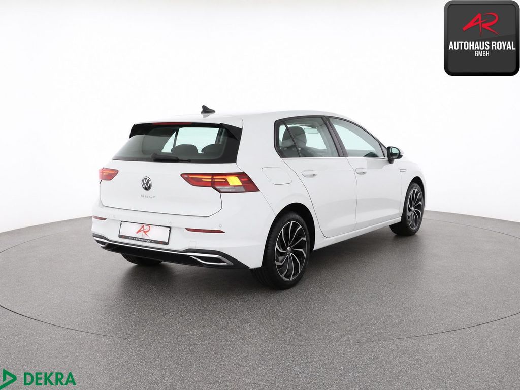 Volkswagen Golf 2024 г. Белый, пробег 22634 км