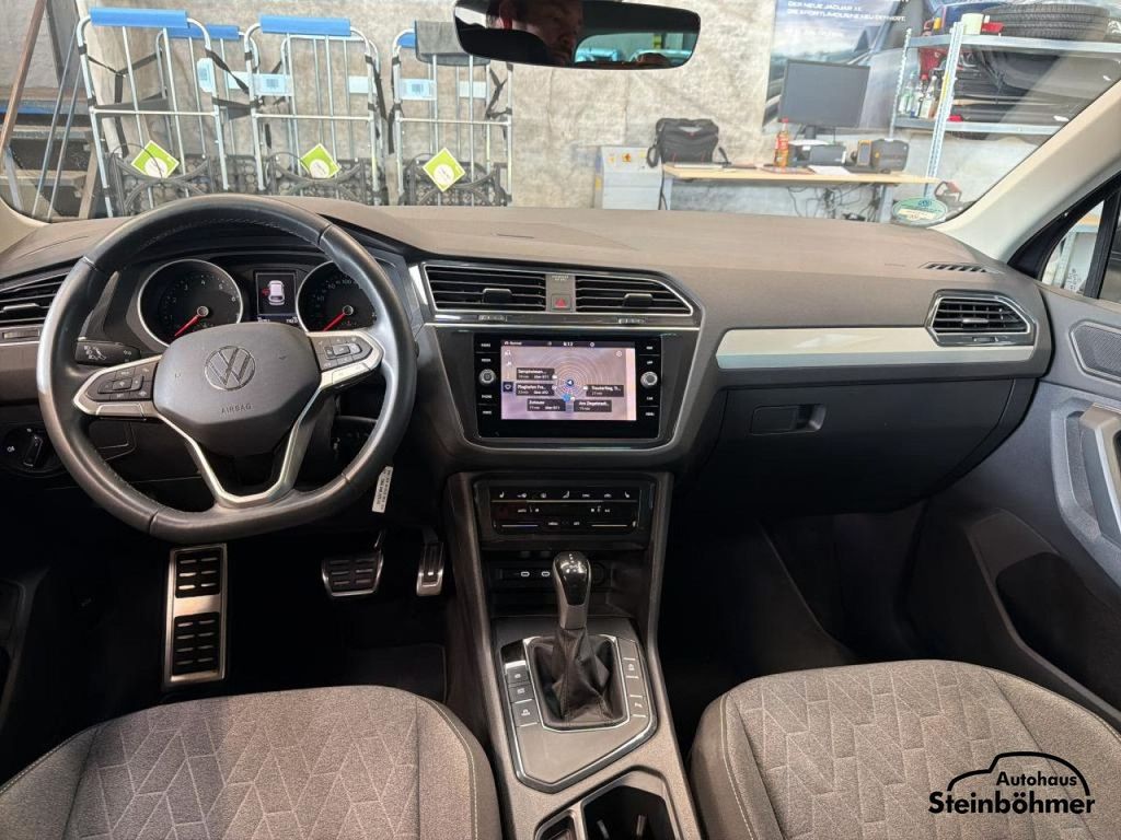 Volkswagen Tiguan 2023 г. Серый, пробег 40751 км