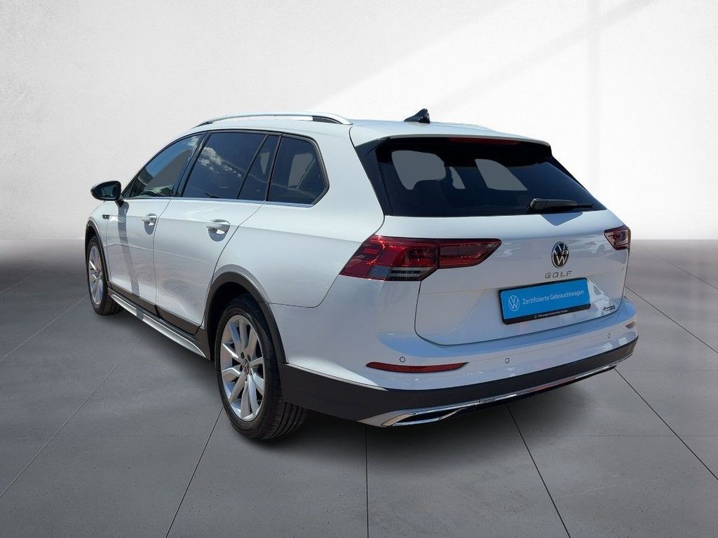 Volkswagen Golf 2024 г. Белый, пробег 50868 км