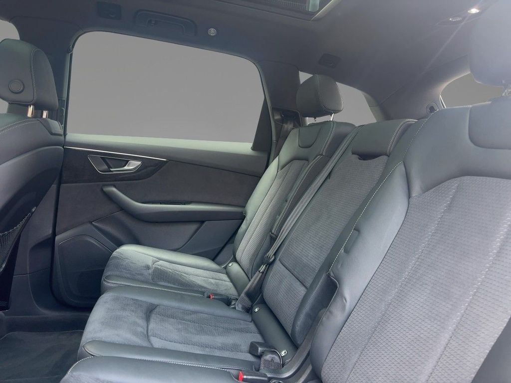 Audi Q7 2023 г. Серый, пробег 37041 км
