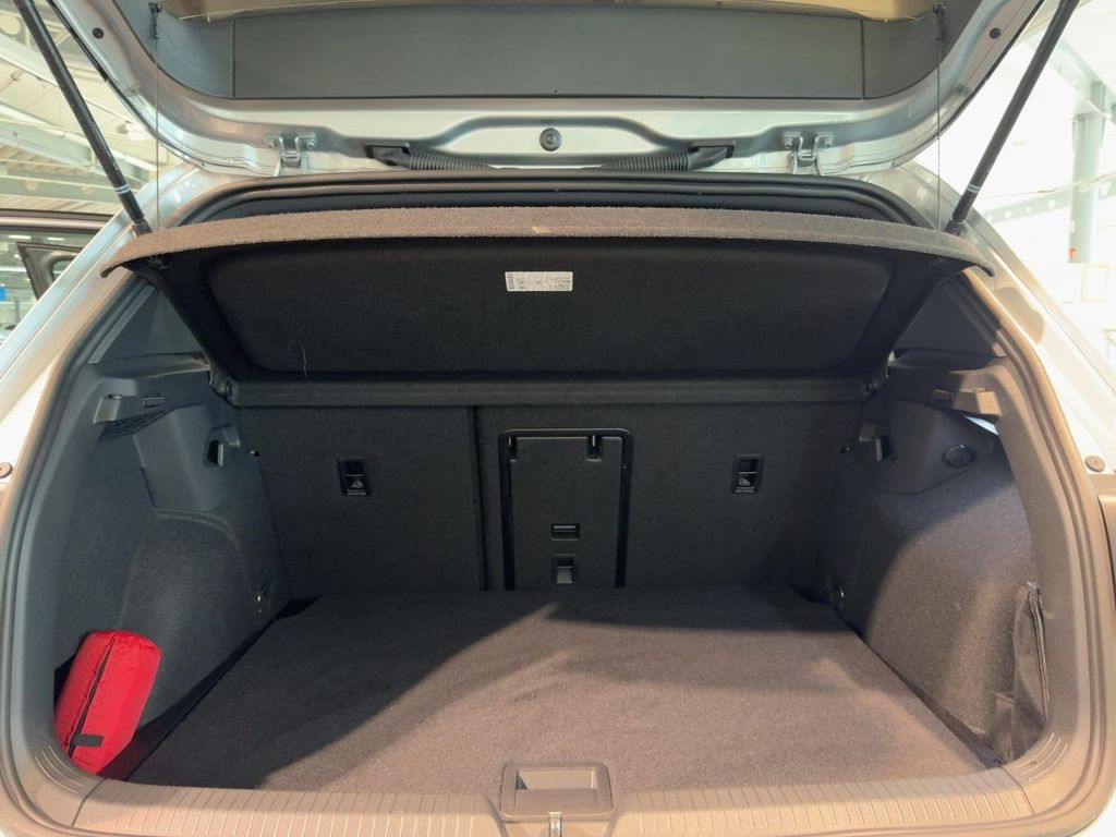 Volkswagen Golf 2025 г. Серебристый, пробег 18960 км