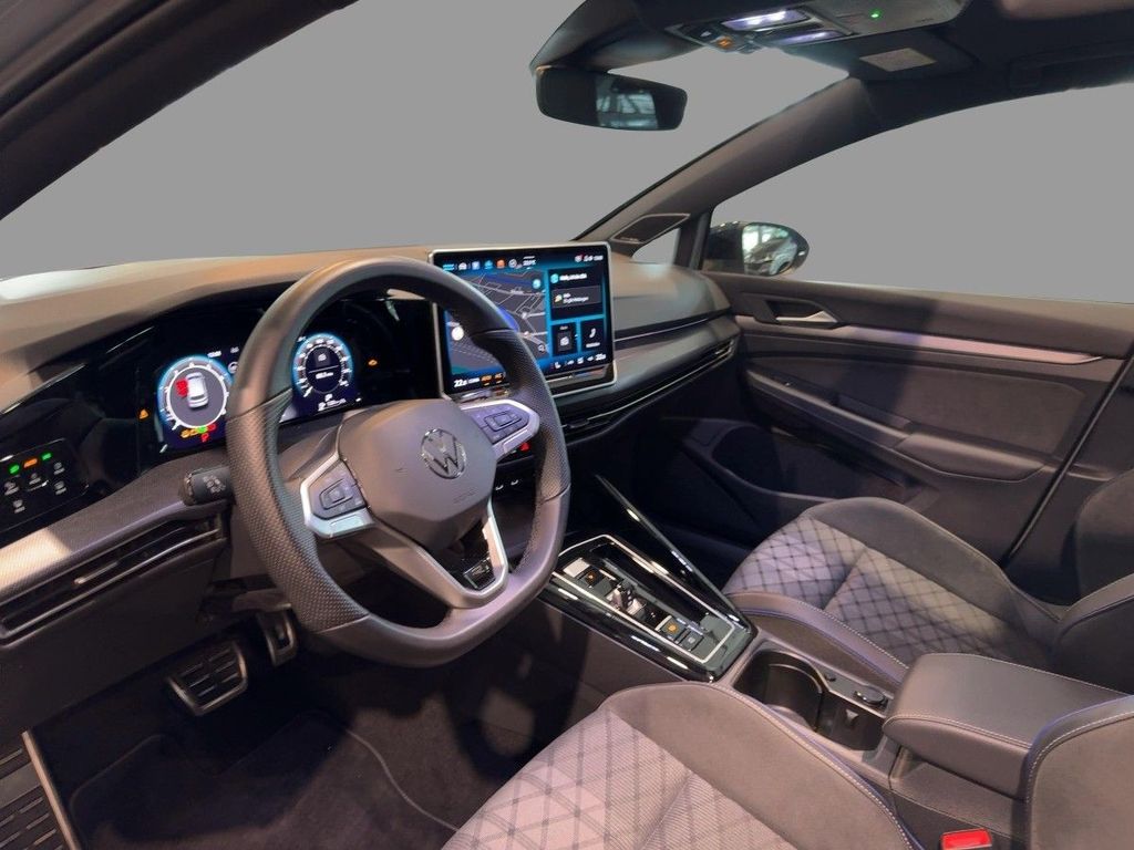 Volkswagen Golf 2025 г. Серебристый, пробег 18960 км