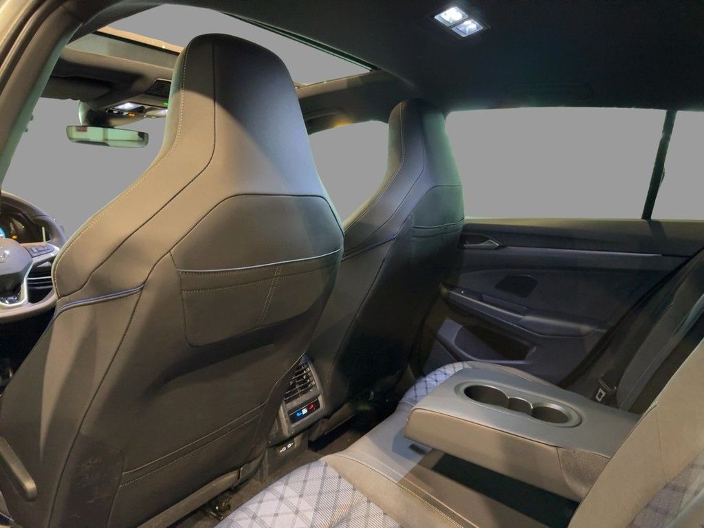 Volkswagen Golf 2025 г. Серебристый, пробег 18960 км