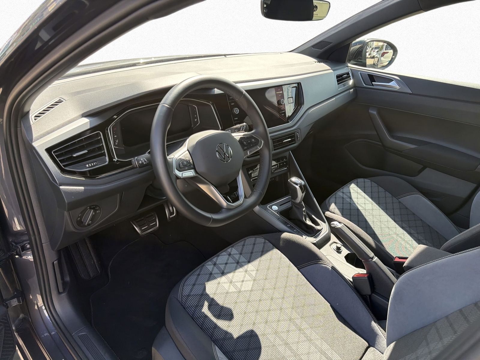 Volkswagen Taigo 2024 г. Серый, пробег 22400 км
