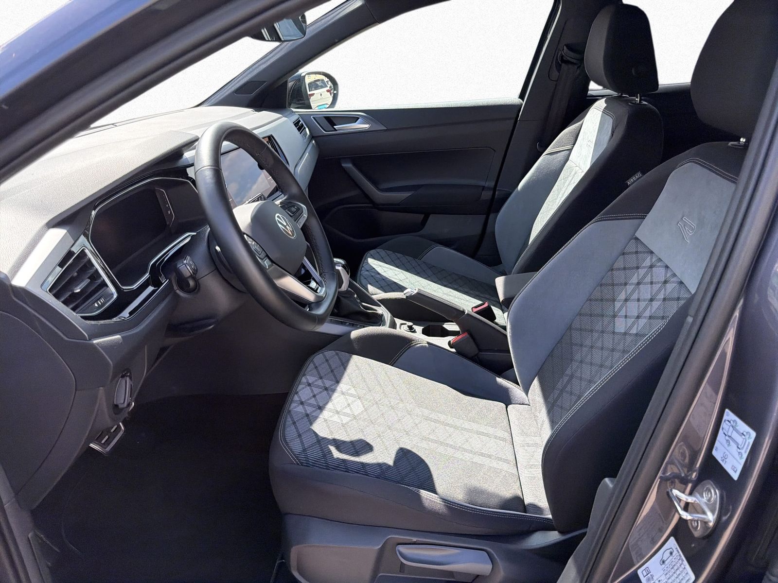 Volkswagen Taigo 2024 г. Серый, пробег 22400 км