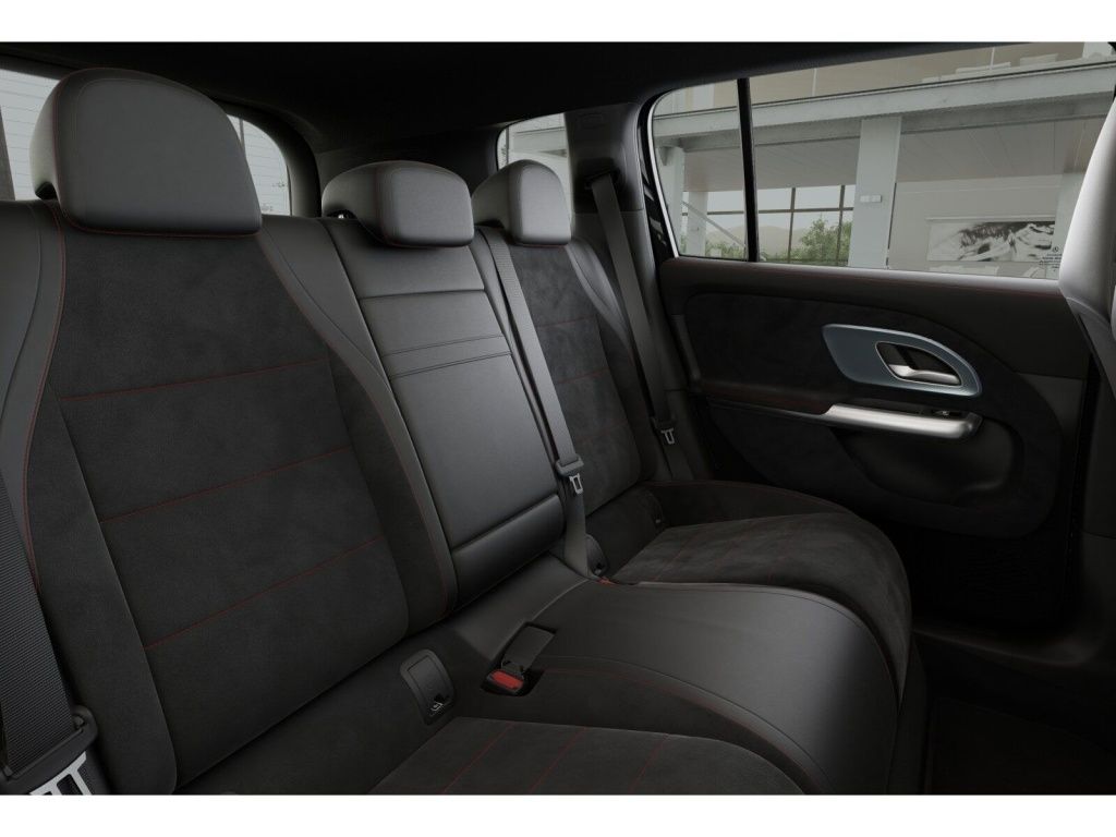 Mercedes-Benz GLB 220 2026 г. Чёрный, пробег 14500 км