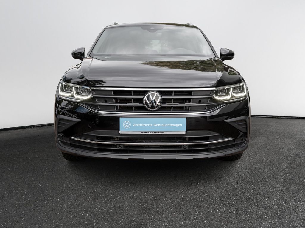 Volkswagen Tiguan 2023 г. Чёрный, пробег 22430 км