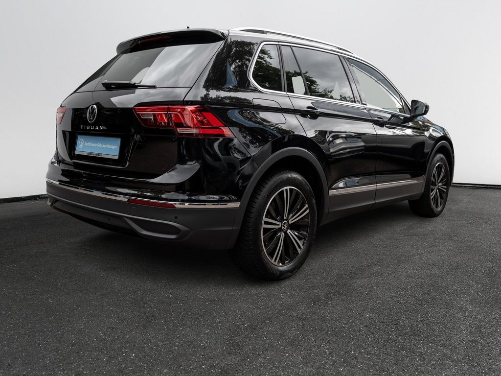 Volkswagen Tiguan 2023 г. Чёрный, пробег 22430 км