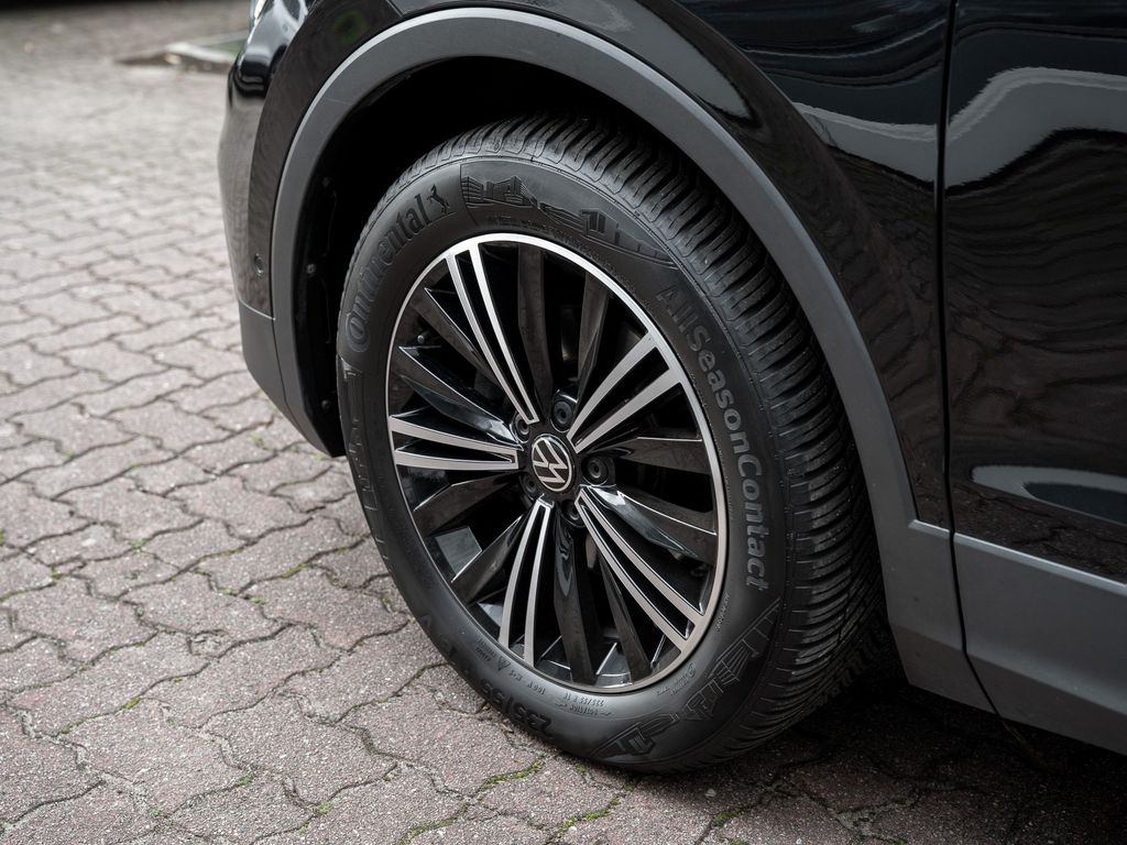 Volkswagen Tiguan 2023 г. Чёрный, пробег 22430 км