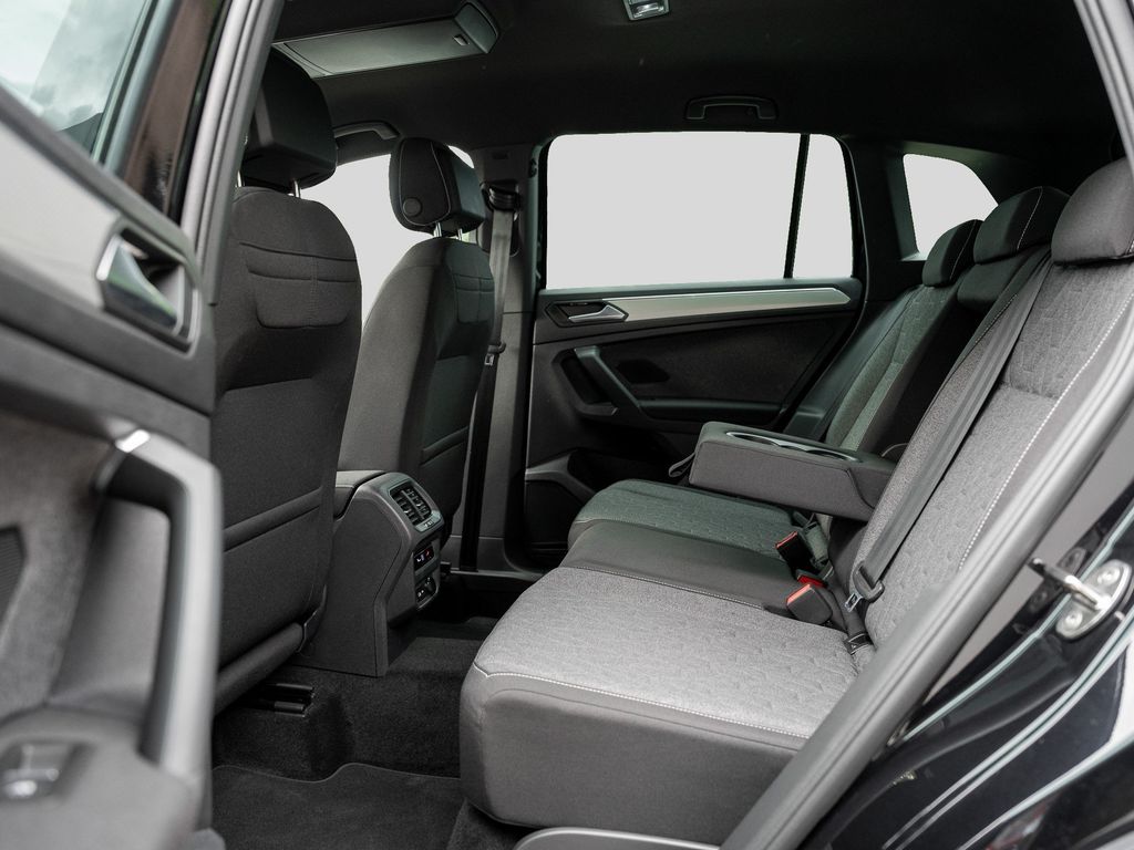 Volkswagen Tiguan 2023 г. Чёрный, пробег 22430 км