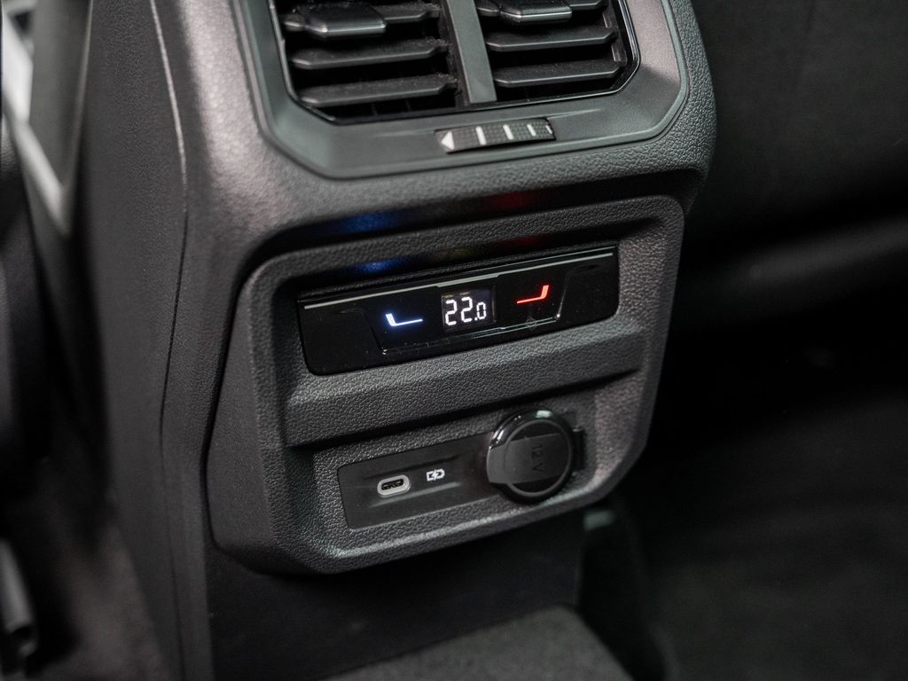 Volkswagen Tiguan 2023 г. Чёрный, пробег 22430 км