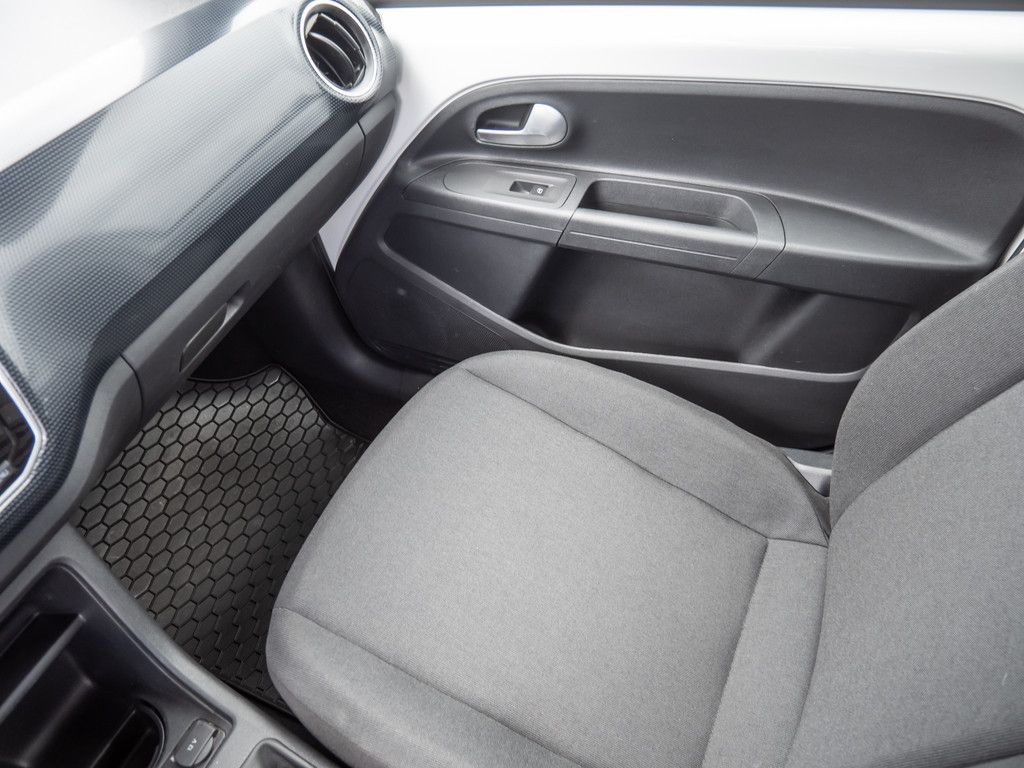 Volkswagen up! 2023 г. Белый, пробег 39490 км