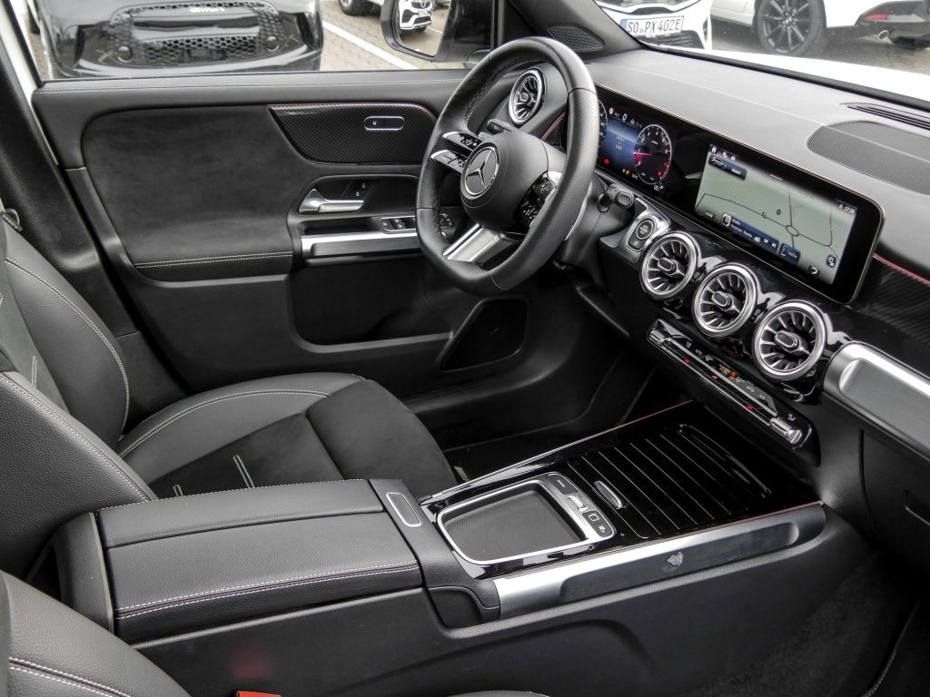 Mercedes-Benz GLB 250 2026 г. Белый, пробег 11567 км