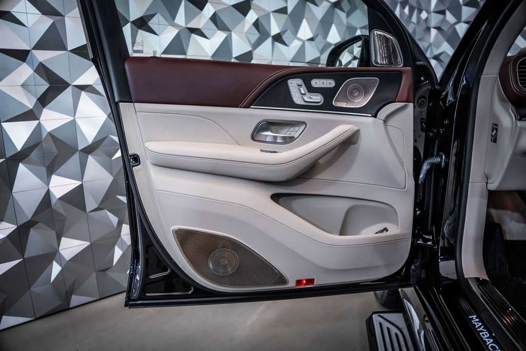 Mercedes-Benz GLS 600 2021 г. Чёрный, пробег 46800 км