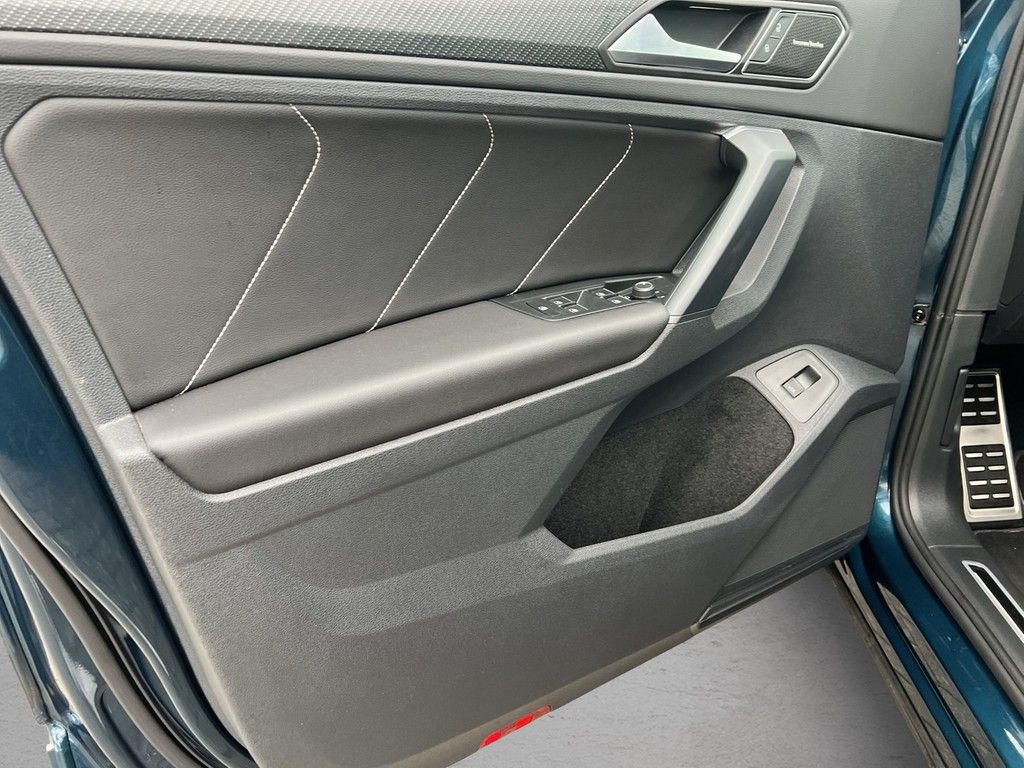 Volkswagen Tiguan 2023 г. Синий, пробег 23685 км