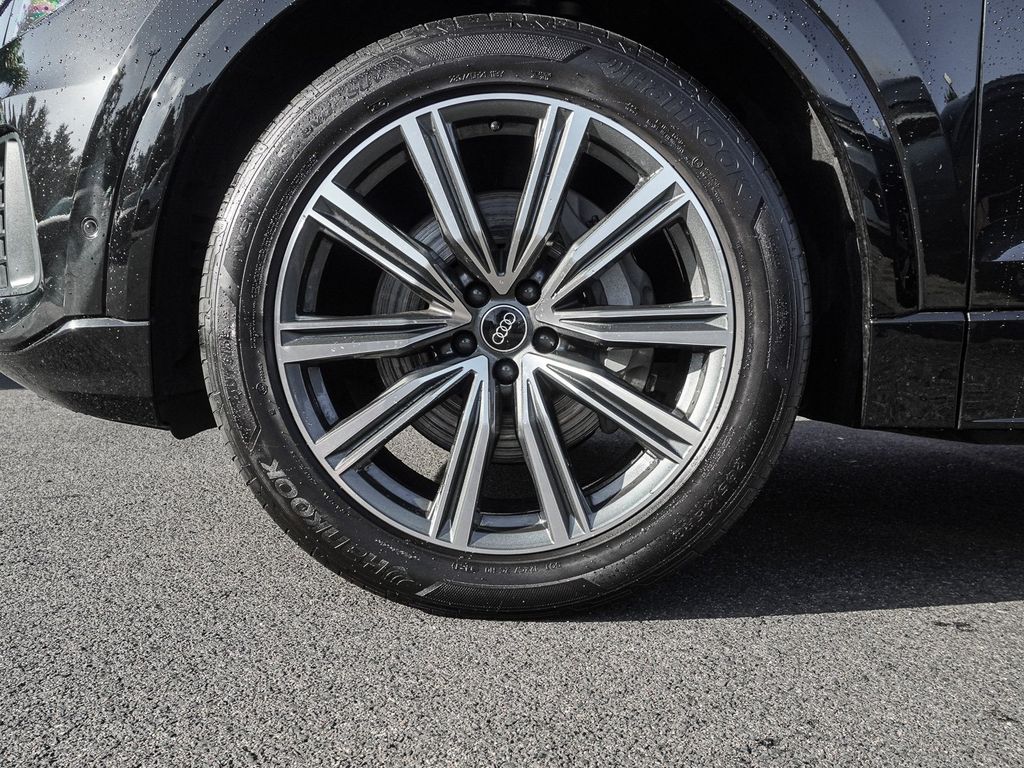 Audi Q8 2023 г. Чёрный, пробег 28734 км